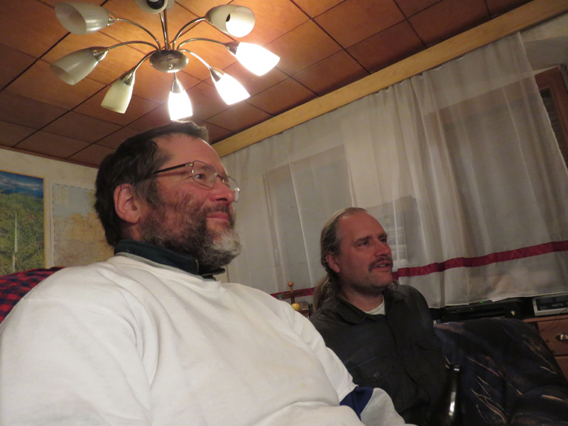 3-99-Sonntag-abend-beim-Bilderanschauen