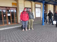 4-2-Markus und-Leo-warten-auf-den-Regio